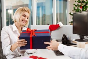 Pourquoi offrir des cadeaux de fin d’année à vos clients et salariés ?